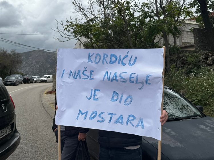 Mirni protest u naselju Put za Podveležje: Građani traže hitno pokretanje projekta kanalizacije