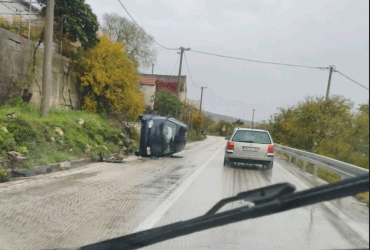 Mostar: Vozilo završilo “na boku”, jedna osoba povrijeđena