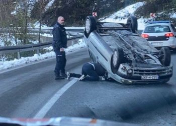 Nesreća u Hercegovini: Automobil završio na krovu