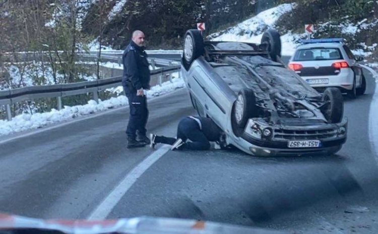 Nesreća u Hercegovini: Automobil završio na krovu