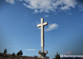 Priveden muškarac koji je prijetio da će srušiti križ na Humu