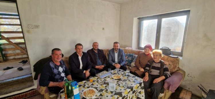 Delegacija Medžlisa IZ-e Mostar posjetila nenu Fatimu Fatu Čolić na Ravnim
