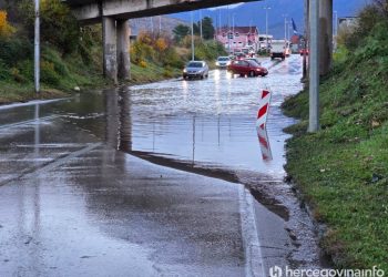 Automobili otkazali u poplavi, podvožnjak na sjevernom ulazu u Mostar ponovo problem