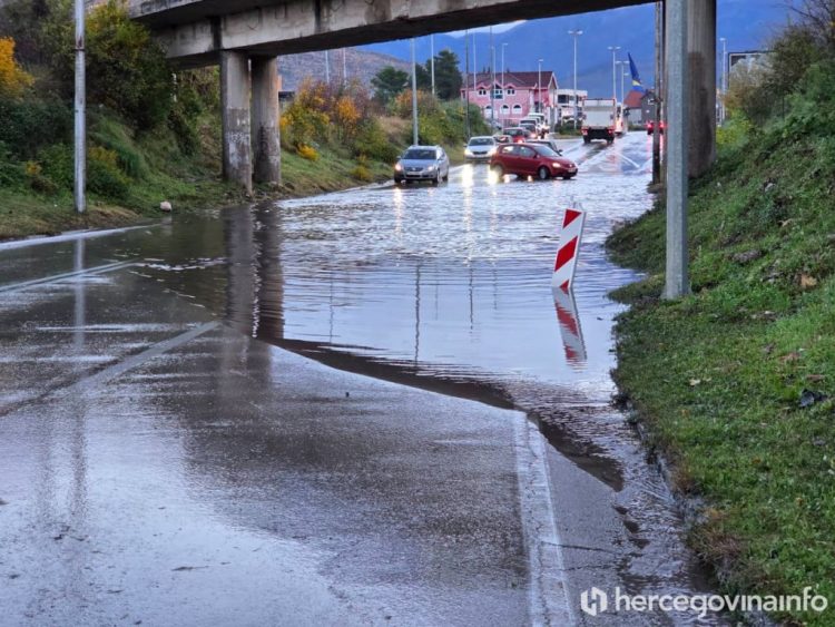 Automobili otkazali u poplavi, podvožnjak na sjevernom ulazu u Mostar ponovo problem
