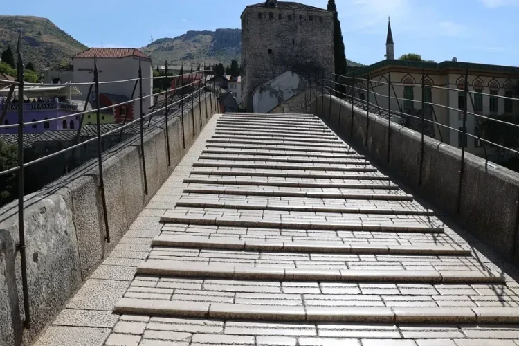 Osoba pokušala skočiti sa Starog mosta