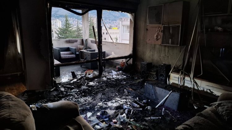 Mostarski vatrogasci objavili fotografije nakon požara: Gorio stan u Mostaru, jedna osoba spašena