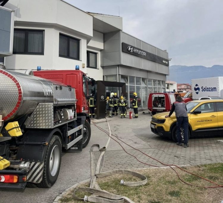 Vrapčići: Brzom reakcijom vatrogasaca spriječena veća šteta u autosalonu