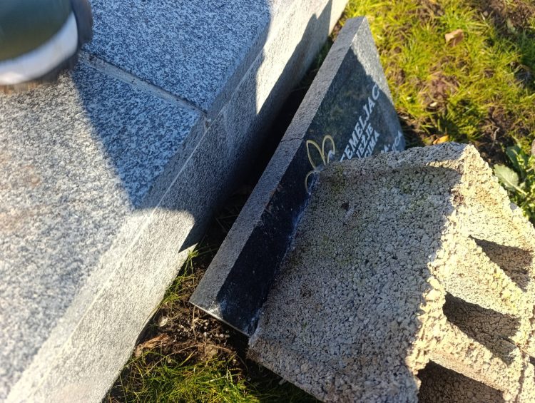 Oštećen spomenik strijeljanim pripadnicima Armije RBiH u Sovićima kod Jablanice