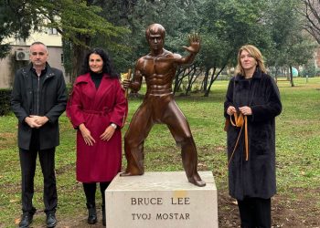 Kip Brucea Leeja ponovo u Velikom parku: Mostar vratio jedan od svojih simbola