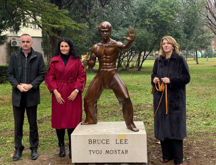 Kip Brucea Leeja ponovo u Velikom parku: Mostar vratio jedan od svojih simbola
