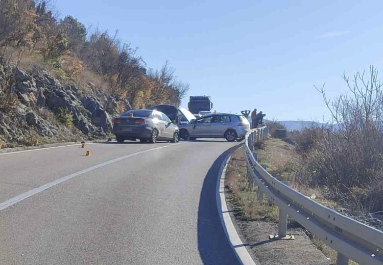 Mostar: Zbog saobraćajne nesreće obustavljen saobraćaj, formirane kilometarske kolone