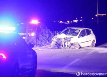 Teška saobraćajna nesreća u Mostaru: Od siline udara automobilom prepolovio banderu