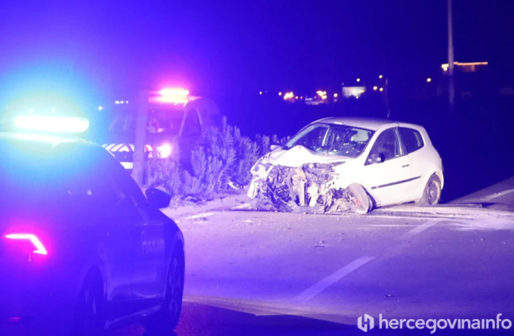 Teška saobraćajna nesreća u Mostaru: Od siline udara automobilom prepolovio banderu