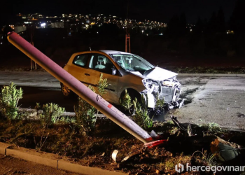 Teška saobraćajna nesreća u Mostaru: Od siline udara automobilom prepolovio banderu