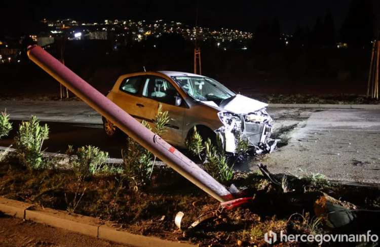 Teška saobraćajna nesreća u Mostaru: Od siline udara automobilom prepolovio banderu