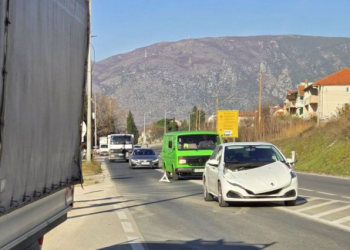 Saobraćajna nesreća u Mostaru: Sudar putničkog i teretnog vozila usporio saobraćaj