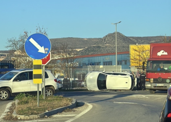 Saobraćajna nesreća u Mostaru: Automobil se prevrnuo nakon sudara s kamionom