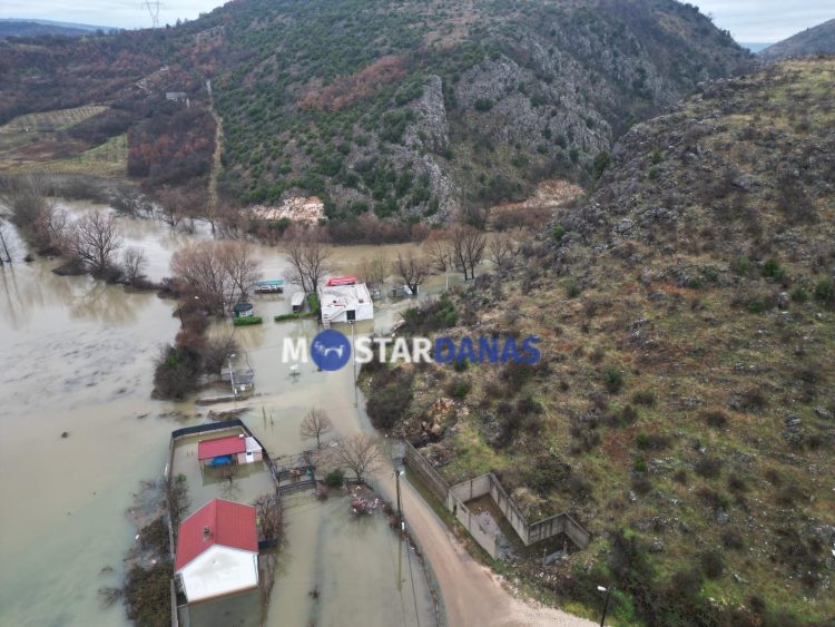 Snimci iz zraka otkrivaju posljedice poplava nakon izlijevanja Bune i Bunice