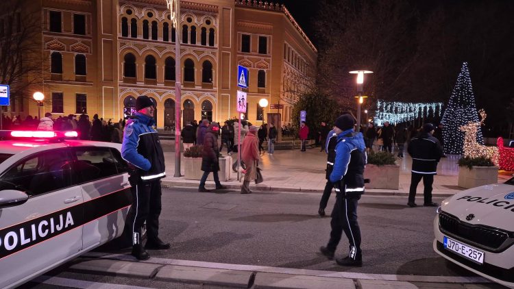 Mladići u crnom palicama napali grupu žena i muškaraca na dočeku Nove godine u Mostaru, jedna osoba završila na Hitnoj pomoći