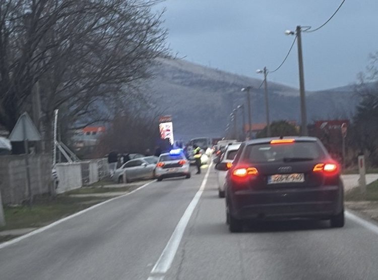 Saobraćajna nesreća sjeverno od Mostara, BMW sletio sa ceste