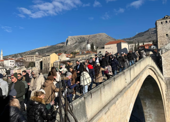 Mostar prvog dana Nove 2026. godine preplavljen turistima, krcati restorani i kafići