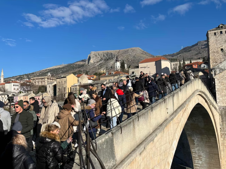Mostar prvog dana Nove 2026. godine preplavljen turistima, krcati restorani i kafići