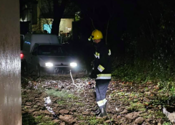 Kiša donijela pune ruke posla mostarskim vatrogascima: Ispumpavali vodu i izvlačili vozilo iz blata