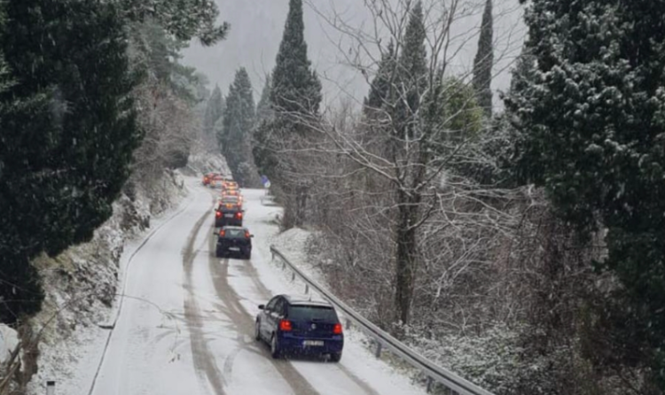 Zastoj na izlazu iz Mostara: Snijeg i saobraćajne nesreće usporile saobraćaj