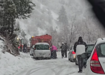 VIDEO: Sudar grtalice i automobila na cesti prema Rujištu, saobraćaj obustavljen