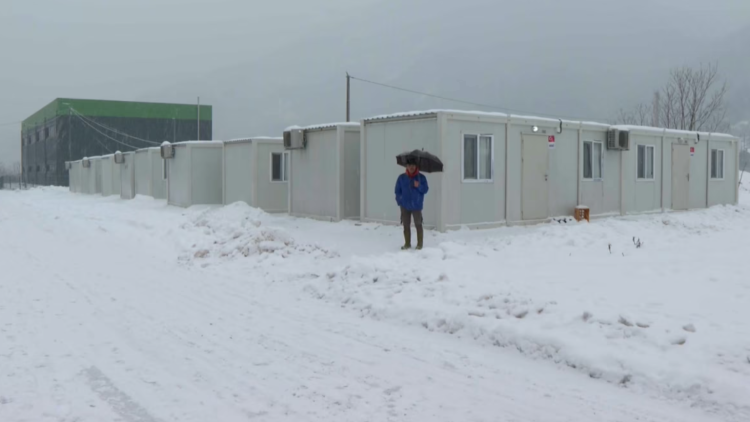 Druga zima u privremenom smještaju: Snijeg donosi nove izazove preživjelim u poplavama u Jablanici