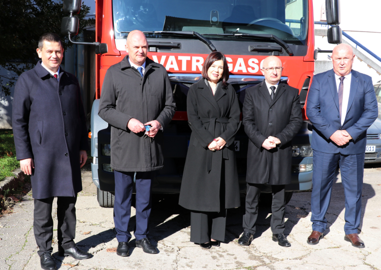 Vlada HNK stolačkim vatrogascima donirala vatrogasno vozilo