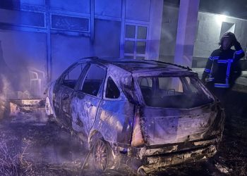 Mostar: Automobil potpuno izgorio u požaru, vatrogasci spriječili širenje