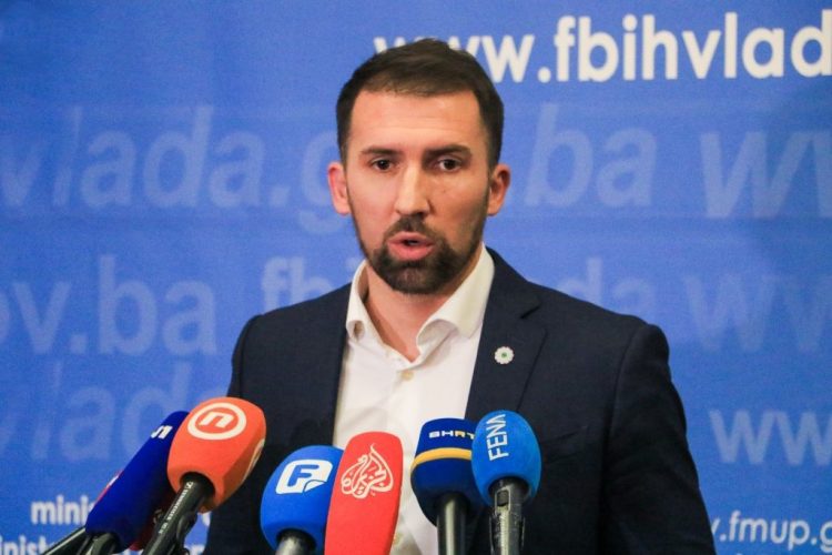 Dok rastu plate političara za više od 500 KM, dječiji doplatak povećan za svega 5 KM