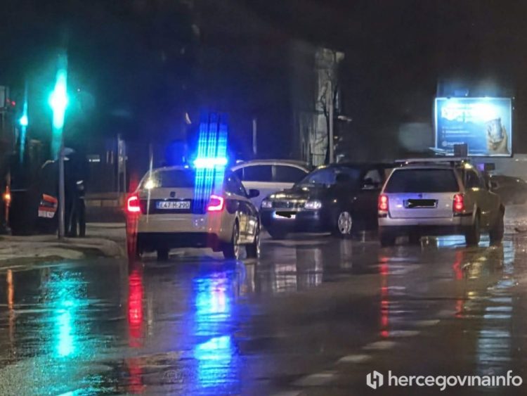 Najmanje dvoje povrijeđenih u sudaru tri automobila u Mostaru