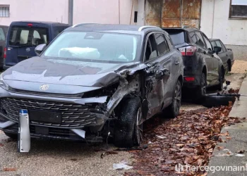 Teška saobraćajna nesreća u Hercegovini: U sudaru četiri automobila tri osobe povrijeđene, jedna teško