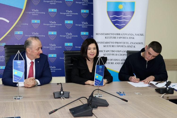 Ministar Velagić: “Ove akademske godine veće stipendije studentima u HNK”