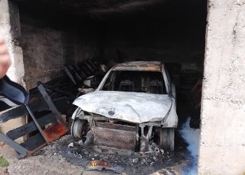 Hercegovina: Zapaljeno vozilo ispred kuće vijećnice, stranka traži hitnu istragu