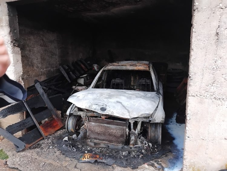 Hercegovina: Zapaljeno vozilo ispred kuće vijećnice, stranka traži hitnu istragu