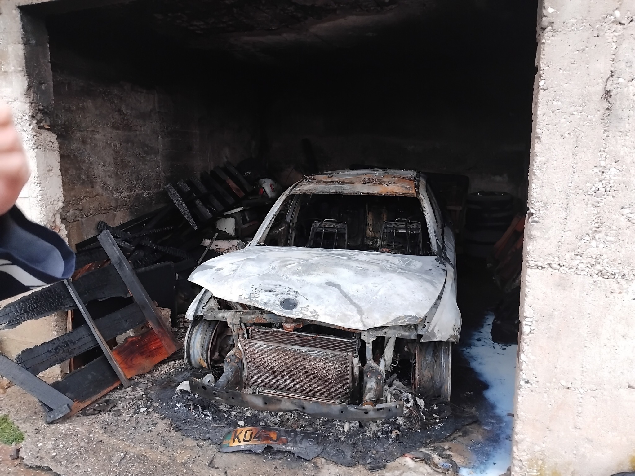 Hercegovina: Zapaljeno vozilo ispred kuće vijećnice, stranka traži hitnu istragu