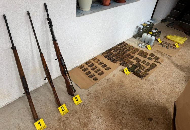 Hercegovina: U pretresu kuće pronađeno oružje, municija i materija koja asocira na opojnu drogu