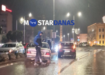 Saobraćajna nesreća kod Španskog trga: Sudar dva vozila, policija na terenu