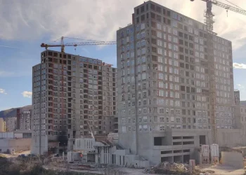 Ugašen požar na stambeno-poslovnom kompleksu u Centru 2