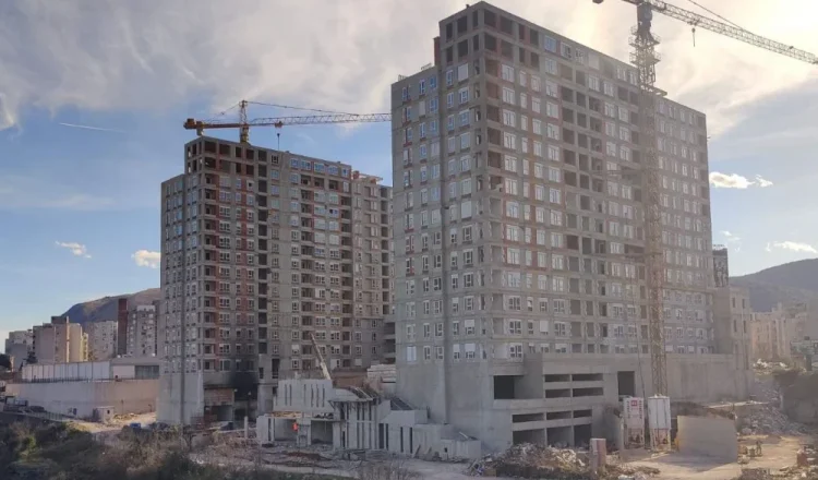 Ugašen požar na stambeno-poslovnom kompleksu u Centru 2