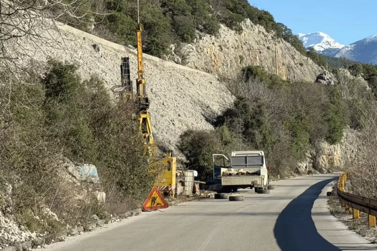 Neobična mašina na cesti: Počela ispitivanja tla na trasi sjeverne obilaznice oko Mostara