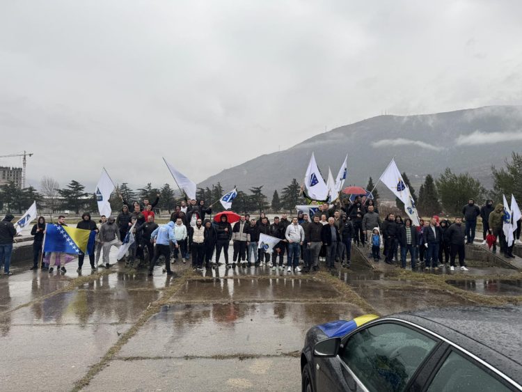 Svečani defile ulicama Mostara povodom Dana nezavisnosti BiH