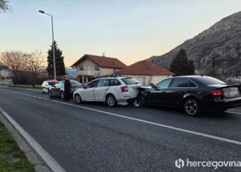 Tri vozila učestvovala u lančanom sudaru, jedna osoba zadobila povrede