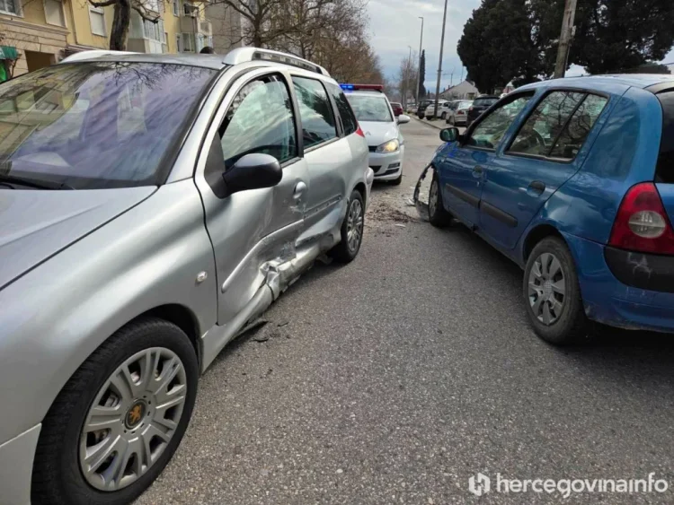 Mostar: Četiri osobe zatražile ljekarsku pomoć nakon saobraćajne nesreće