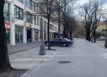 Mostar dobio prvu “drive-thru” šetnicu: automobil svečano testirao pješačku zonu u Ulici Kralja Petra Krešimira IV