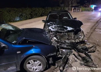 Teža saobraćajna nesreća u mostarskom naselju, troje povrijeđenih