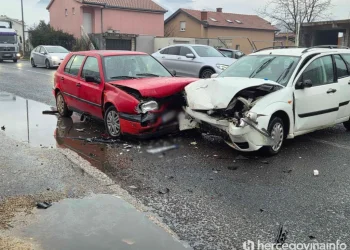Formirane kilometarske kolone: Jedna osoba povrijeđena u sudaru u Mostaru